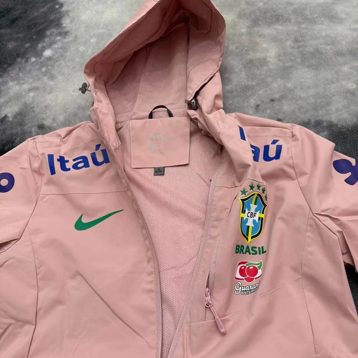 Doublure mesh respirante de la veste imperméable rose du Brésil, col ouvert et étiquette de taille