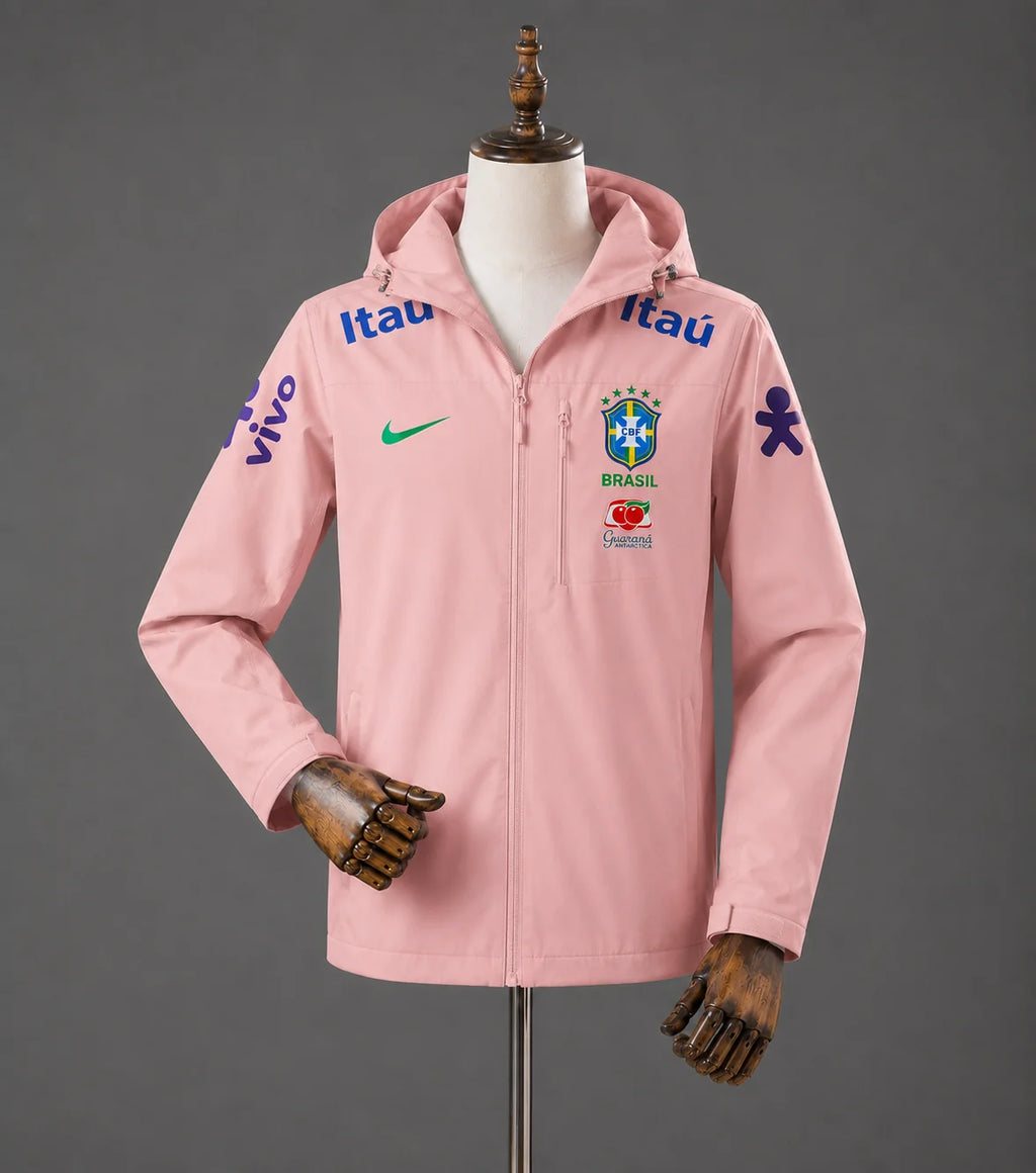 Veste imperméable du Brésil rose Drip Seleção vue de face sur mannequin, capuche et zip intégral