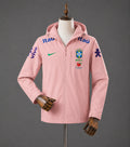 Veste imperméable du Brésil rose Drip Seleção vue de face sur mannequin, capuche et zip intégral