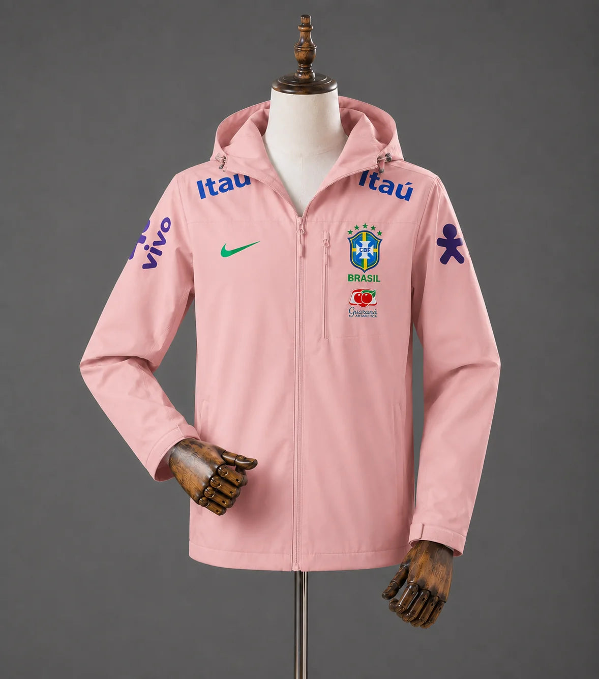 Veste imperméable du Brésil rose Drip Seleção vue de face sur mannequin, capuche et zip intégral